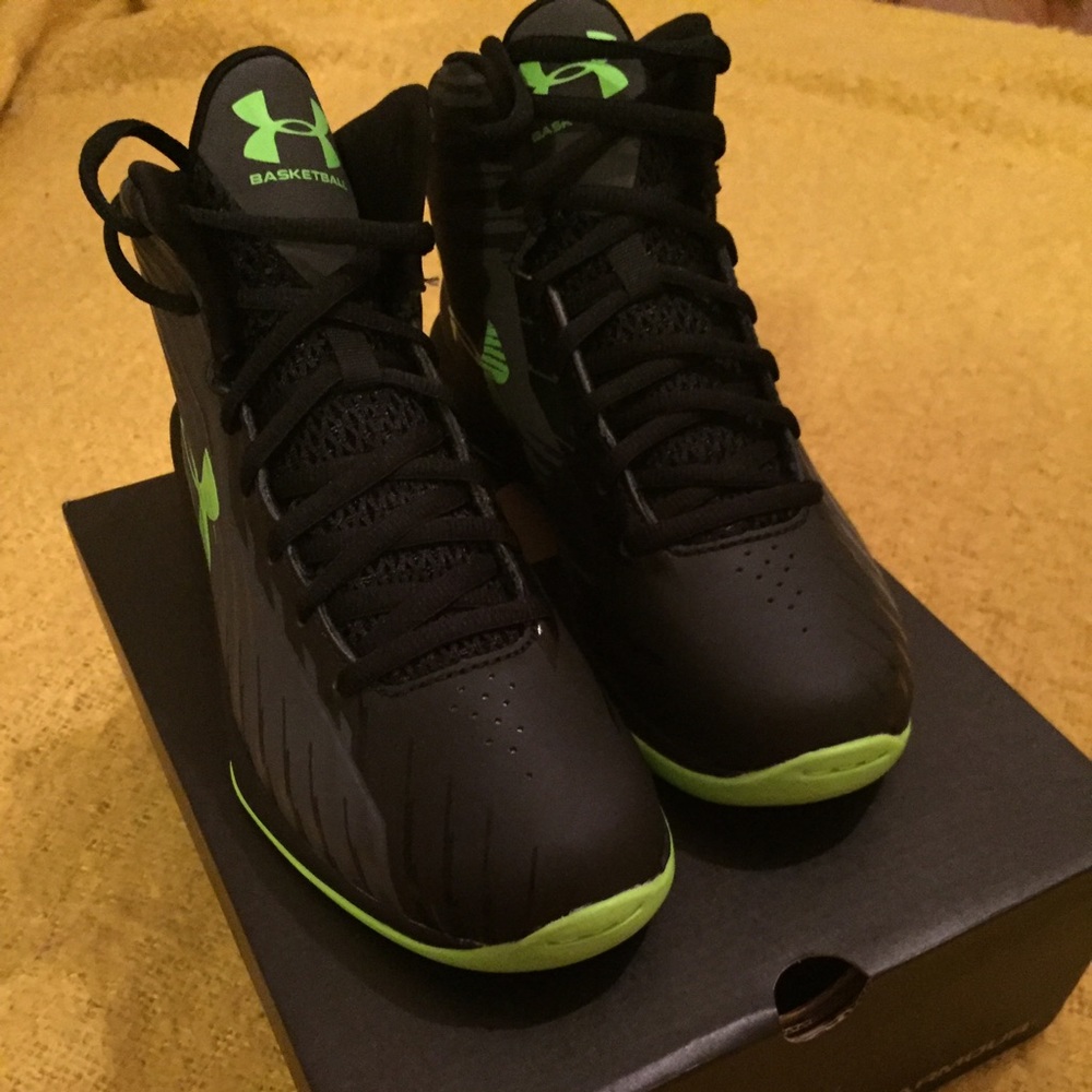 Brand new under armour sneakers