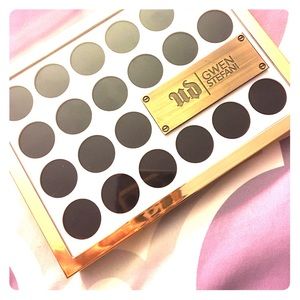 UD Gwen Stefani eyeshadow palette