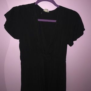 Short sleeve duster with tie at the belly.