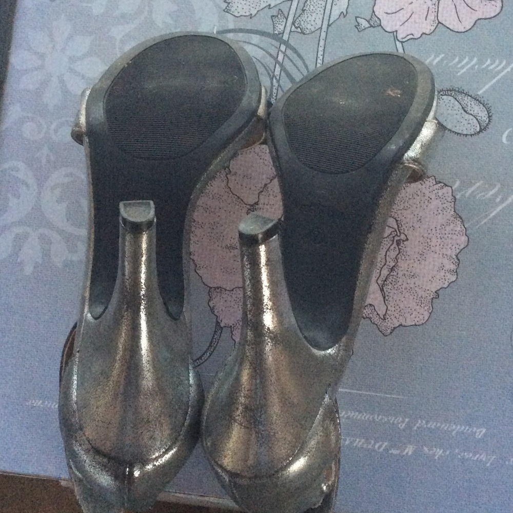 Shoes - Picture 4 of 4