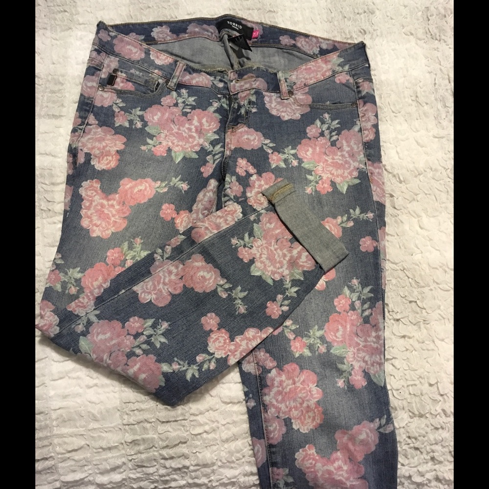 Torrid Super Cute Flowered Skinny Jeans sz 14