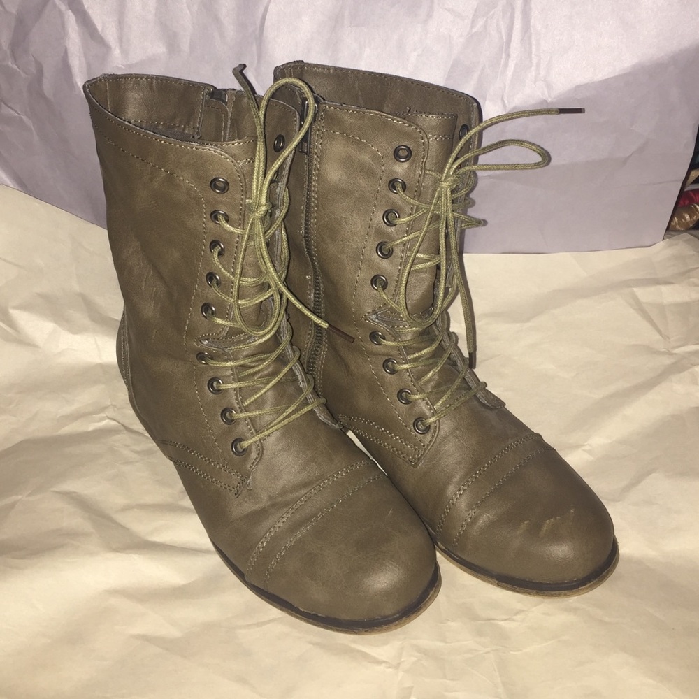 Combat boots