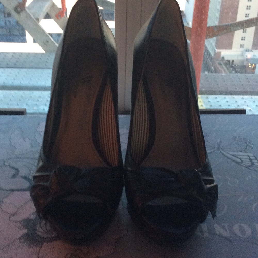Sophisticated Black Peep- toe Platform Pumps