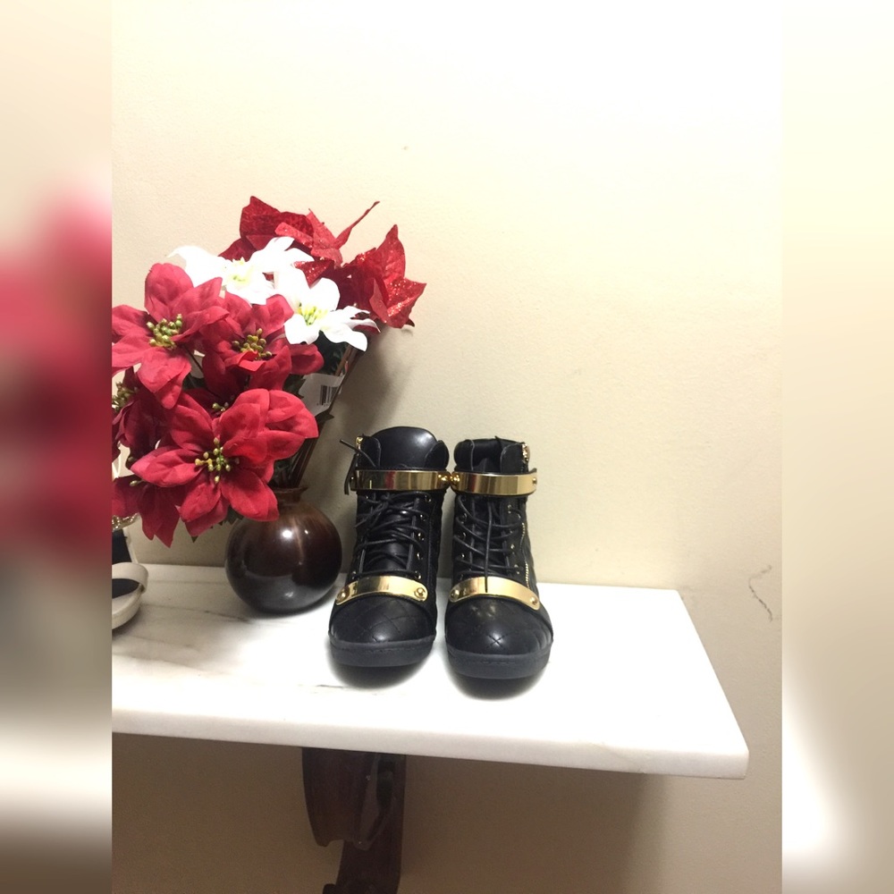 Black sneaker wedge with gold buckle