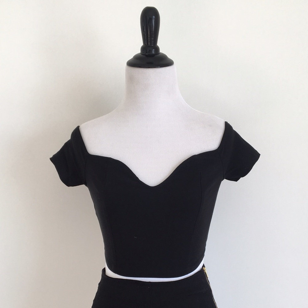 Black capped sleeve crop top w sweetheart neckline