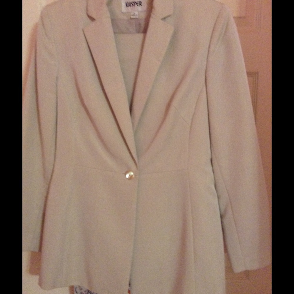 Light pant suit