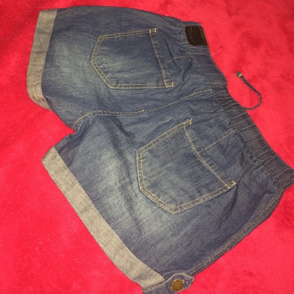 Shorts - Picture 3 of 3