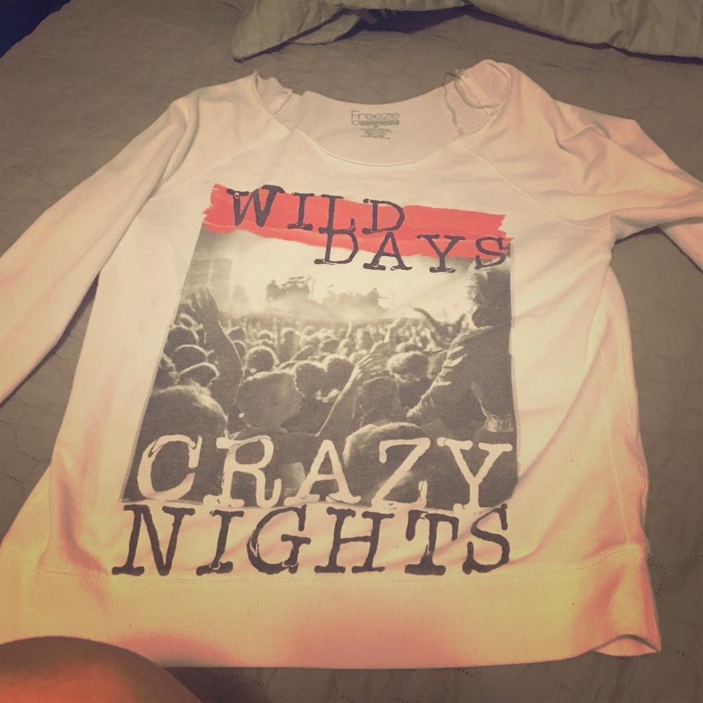 Long sleeve light sweatshirt.