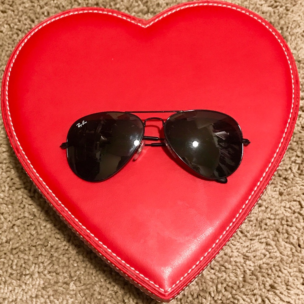 Black Ray-Ban Aviators