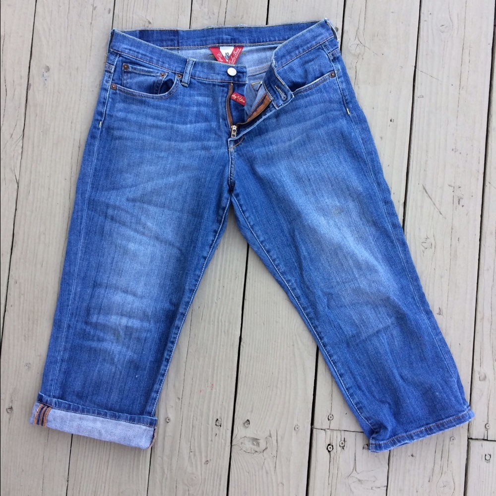 Lucky Brand Capri jeans with a peace sign on rump!