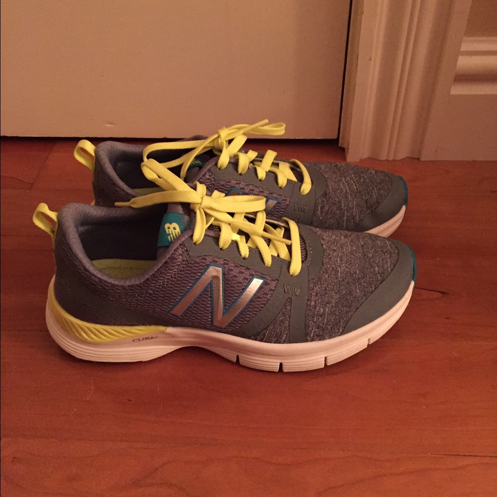 SOLD* WOMENS NEW BALANCE SNEAKERS 7
