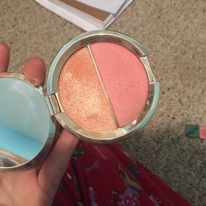 SALE 🎉 BECCA champagne pop / flower child split