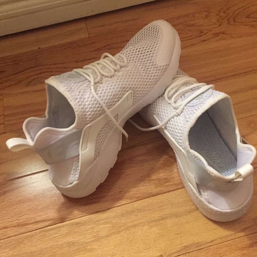 White Nike Air Huaraches, Women's size 9