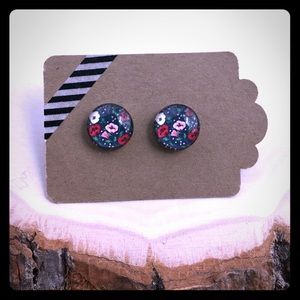 Flower cabochon stud earrings
