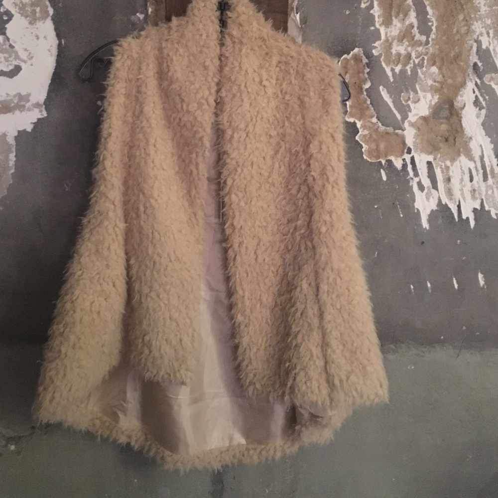 Nude fur vest