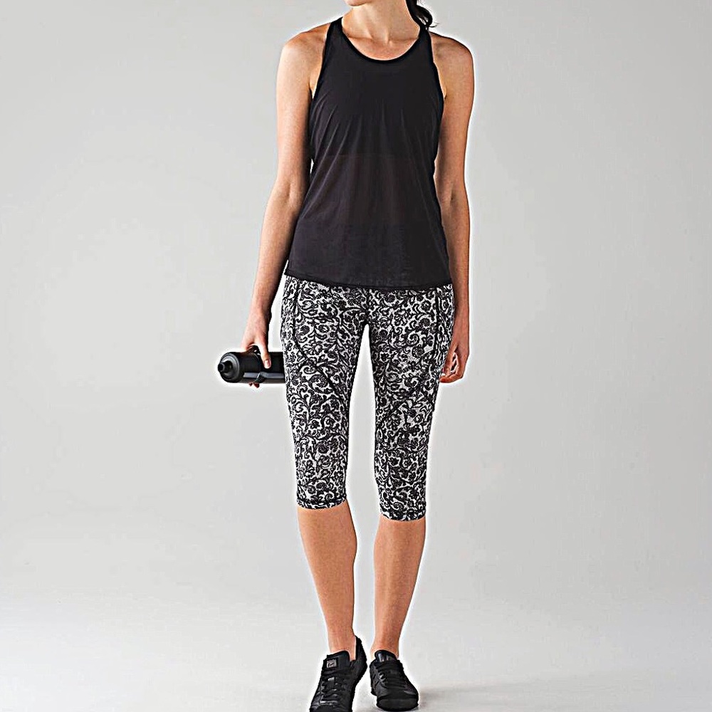 Lululemon outrun crop -black/white lace NWT! Sz 2