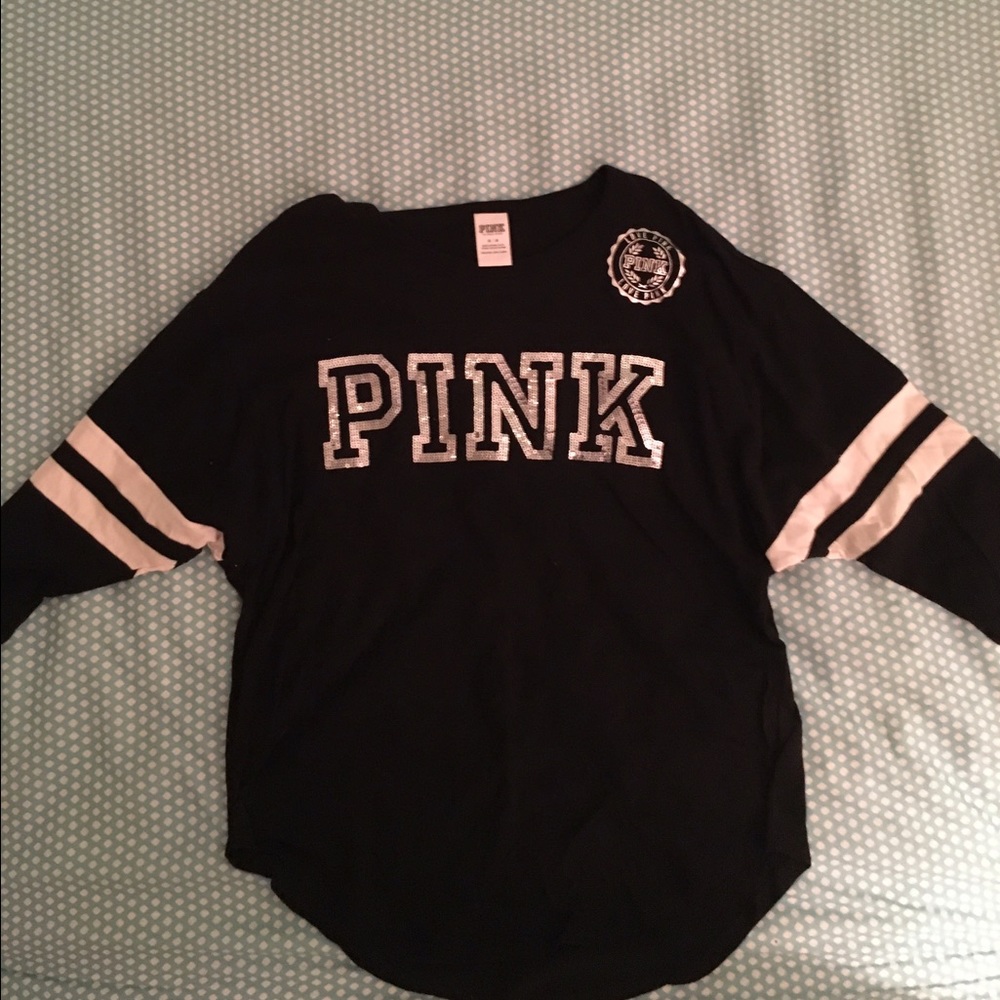 Pink shirt with sequins is a quarter sleeve