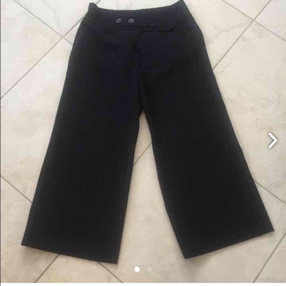 Black Ann Taylor Capri pants