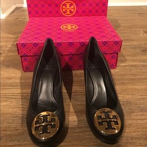 Tory Burch Sally Logo Wedge, Black/Gold