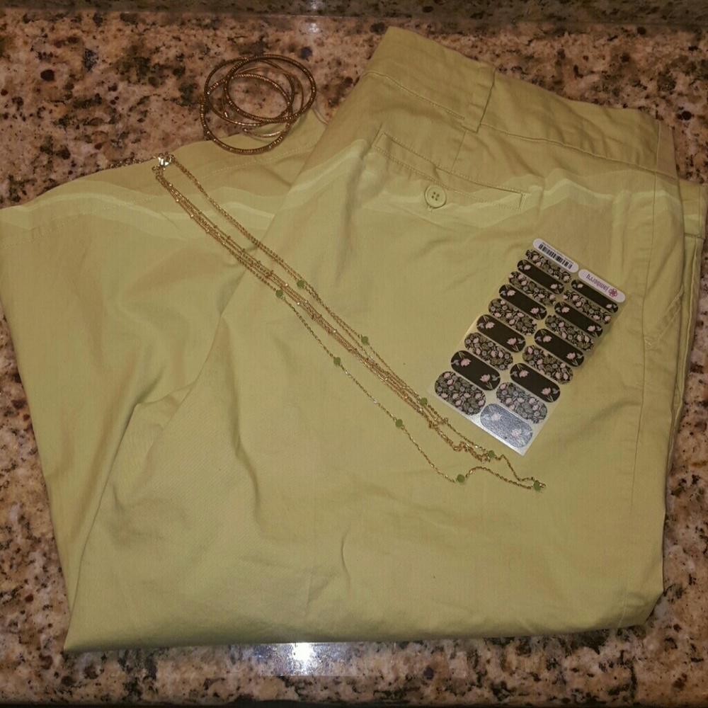 Avenue pastel lime capri pants