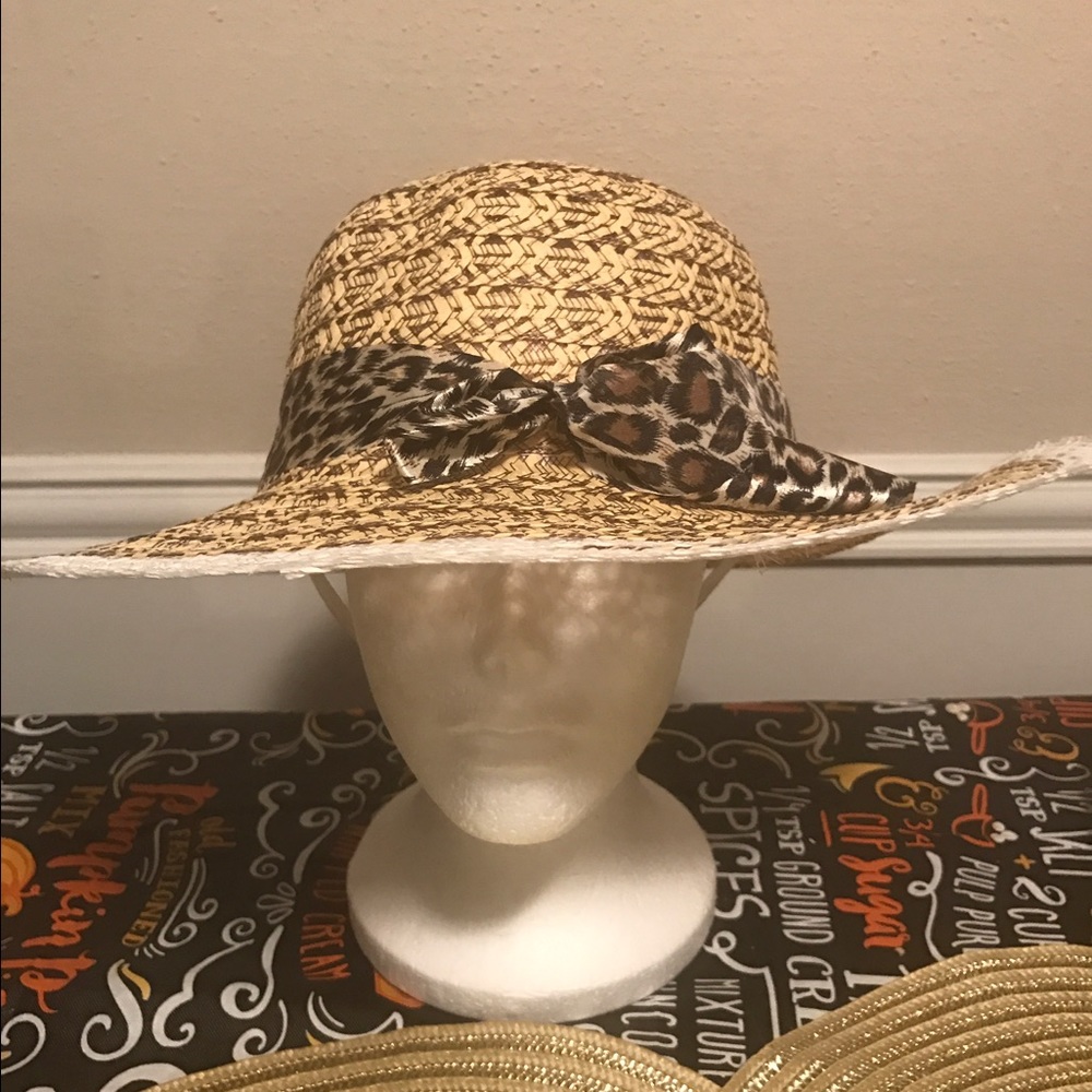 Elegant Straw Hat with Leopard Ribbon