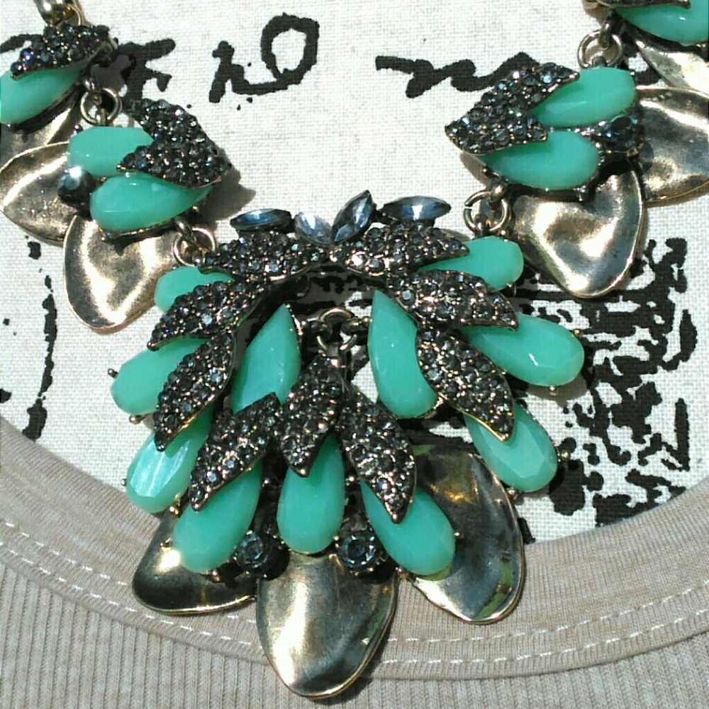 πHPπ ONE LEFT! Statement Necklace - Picture 3 of 6