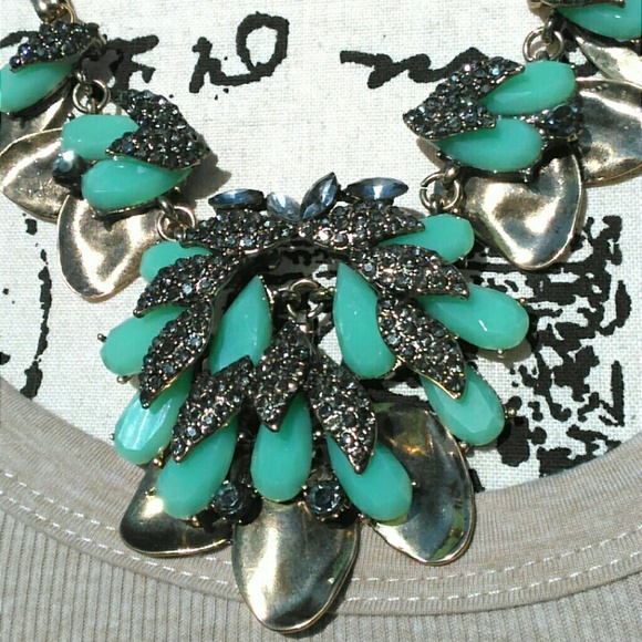 🎉HP🎉 ONE LEFT! Statement Necklace - Picture 3 of 6