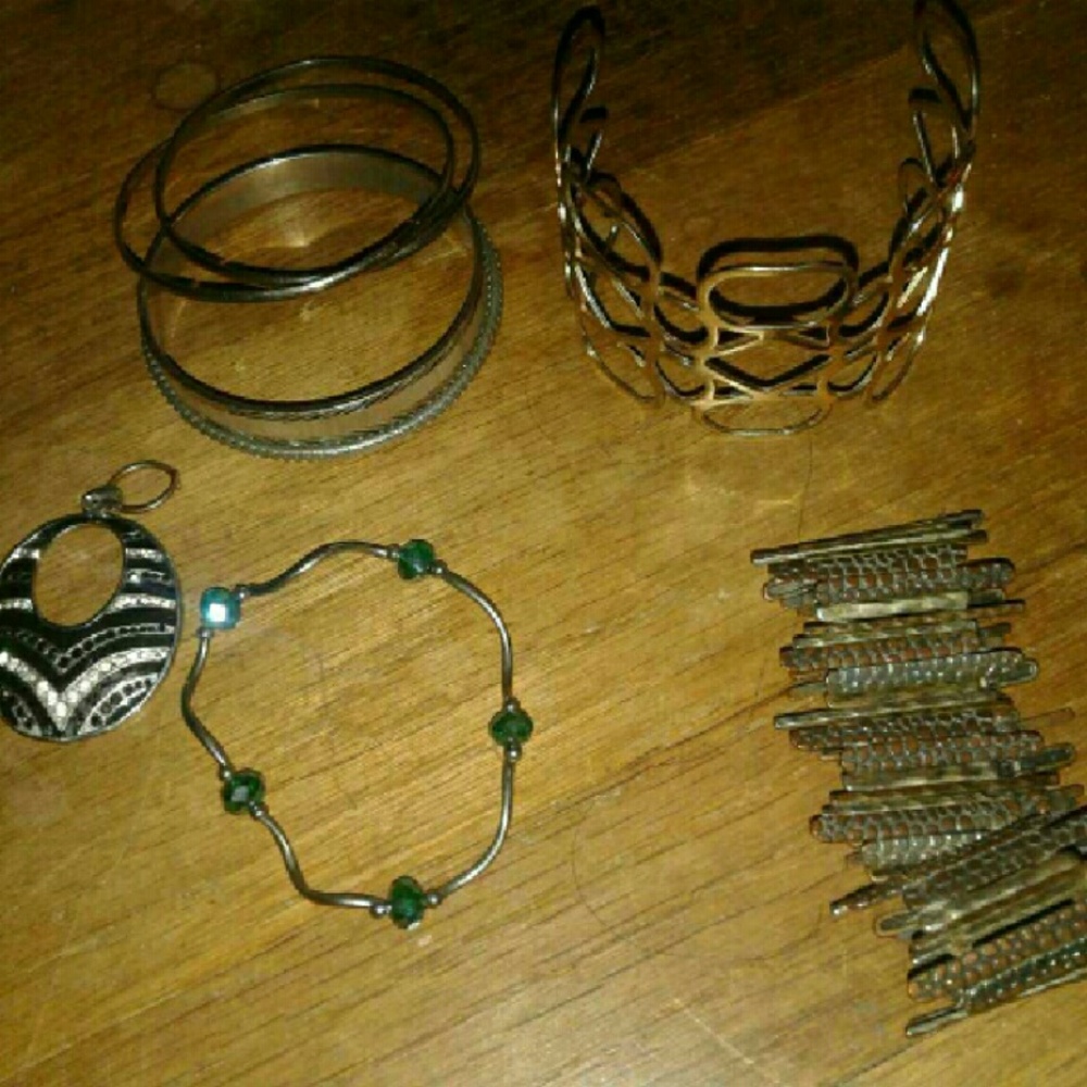 tons of beautiful jewelry different prices