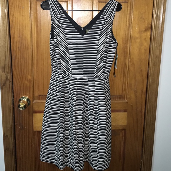 V neck fit & flare cocktail dress - Picture 2 of 4