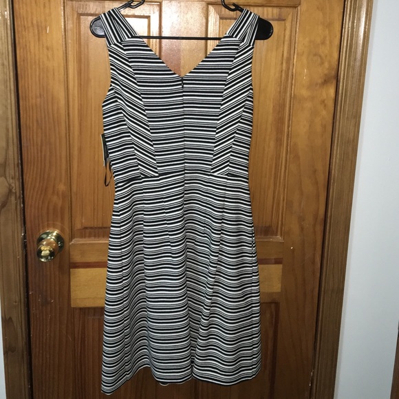 V neck fit & flare cocktail dress - Picture 3 of 4