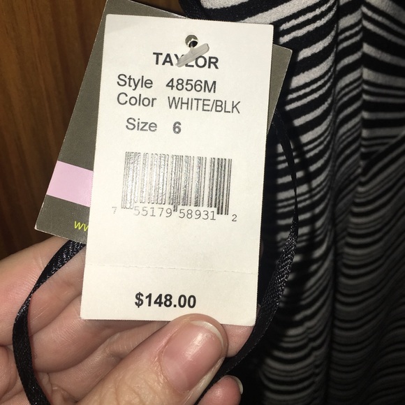 V neck fit & flare cocktail dress - Picture 4 of 4