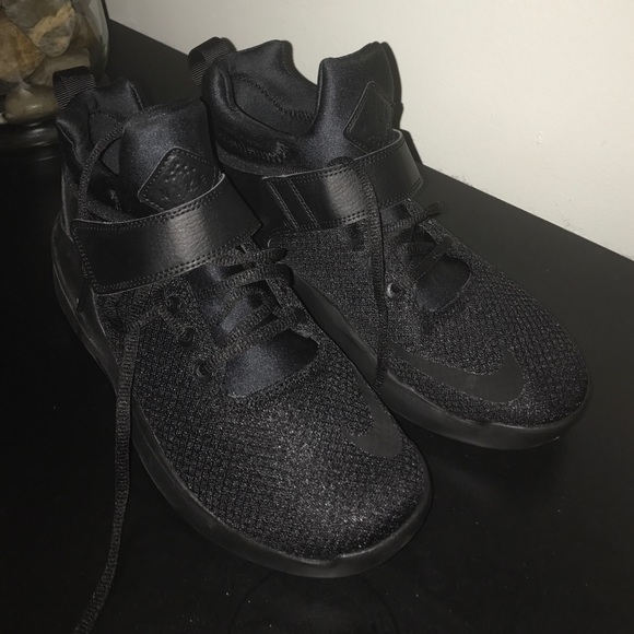 Nikes size six in boys for sale - Picture 2 of 3