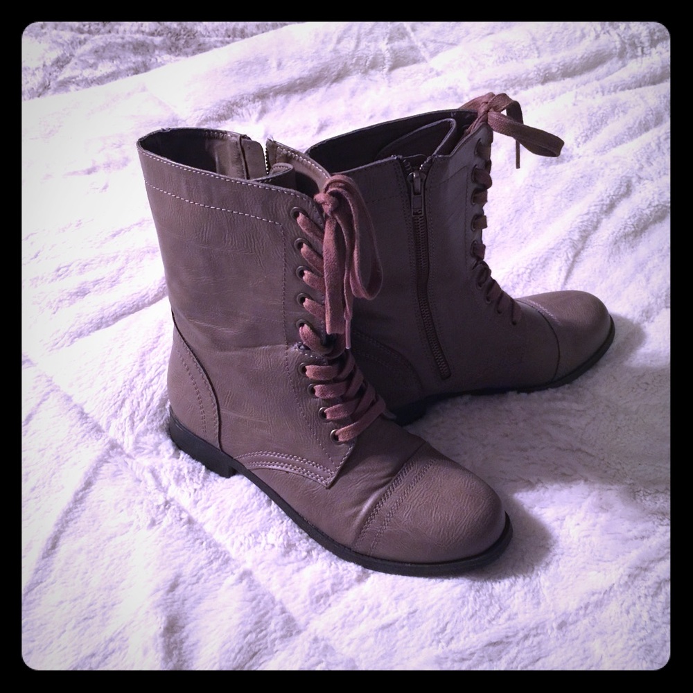Combat style boots