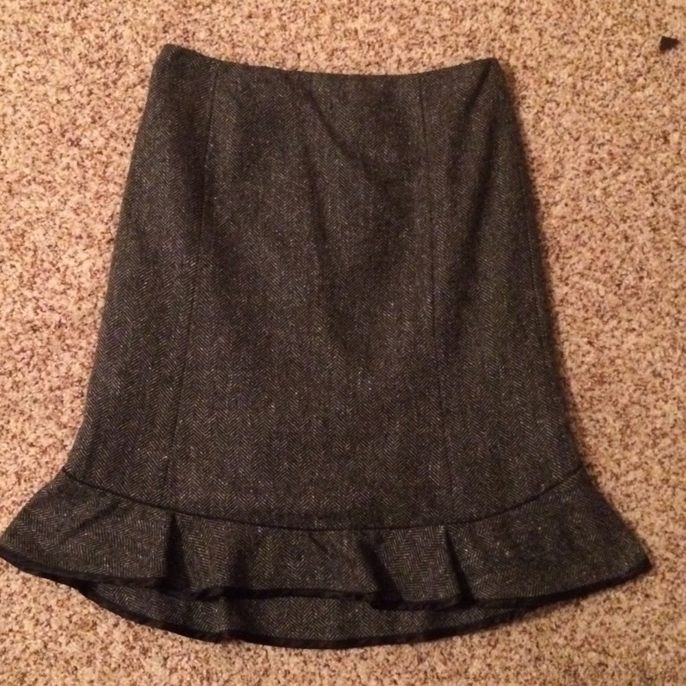 Gap ruffle bottom skirt