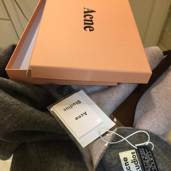 🌺Sold🌺Acne Canada 100% virgin wool scarf shawl - Picture 3 of 3
