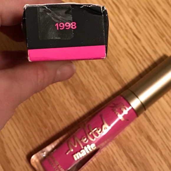 Too faced Melted matte lip gloss - Picture 2 of 3