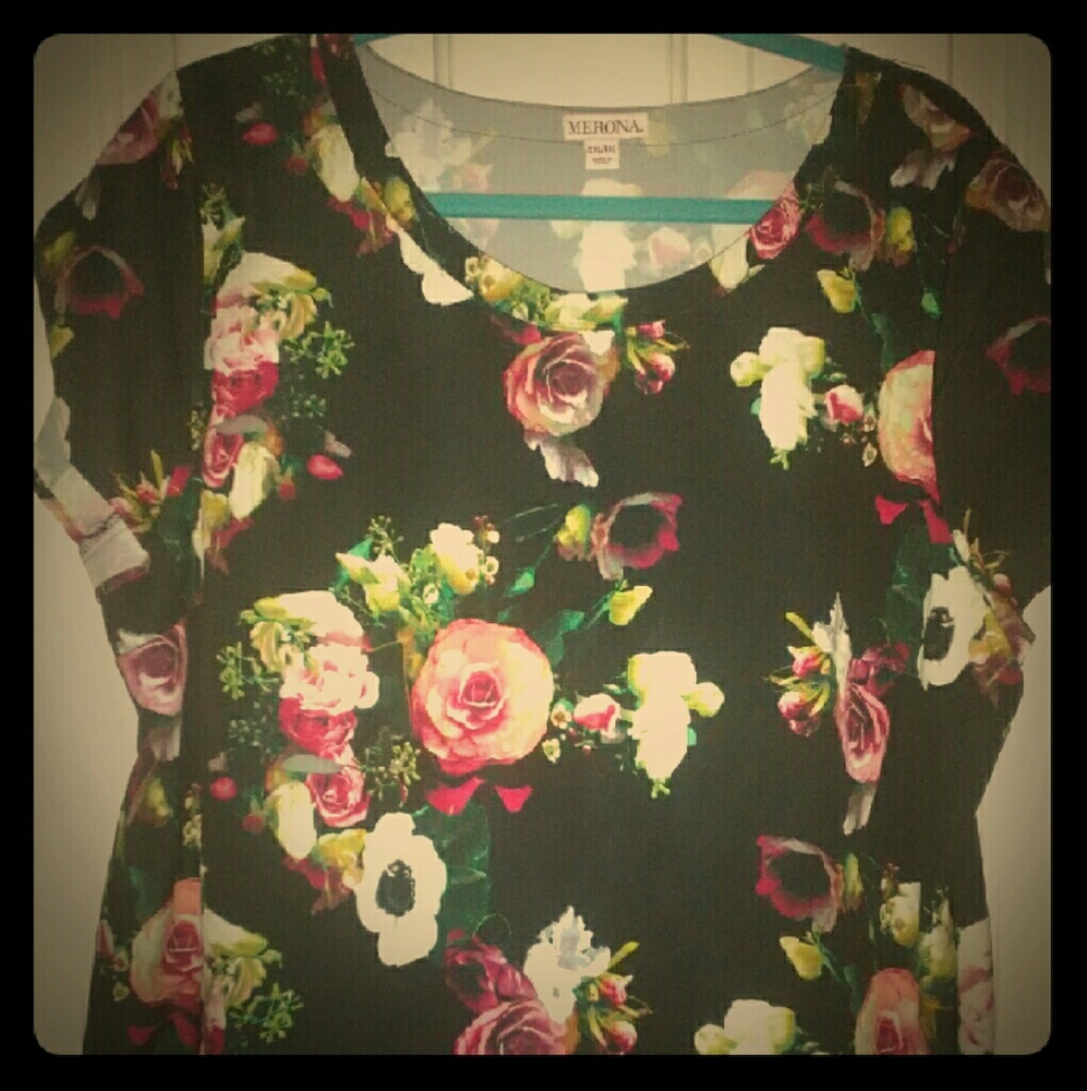 Floral patterned top NWOT