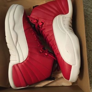 Jordan 12 red and white side 10.5 dead stock