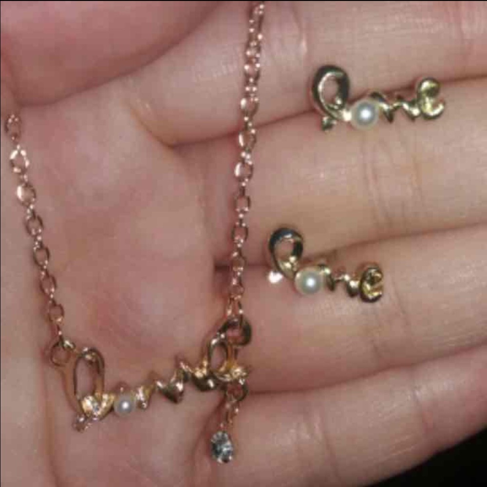 🌸🌸🌸LOVE CHAIN NECKLACE WITH LOVE EARRINGS 🌸🌸