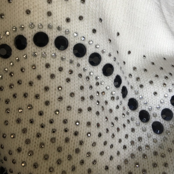 ✨White Wool Knit Heart Embellished Sweater✨ - Picture 2 of 4