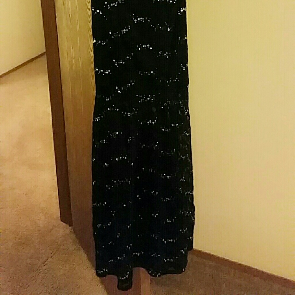 Black gown Size 2 - Picture 2 of 3