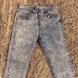 Acid wash High Rise jeans with cute front zipper !