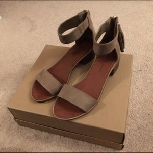 Ankle strap sandals