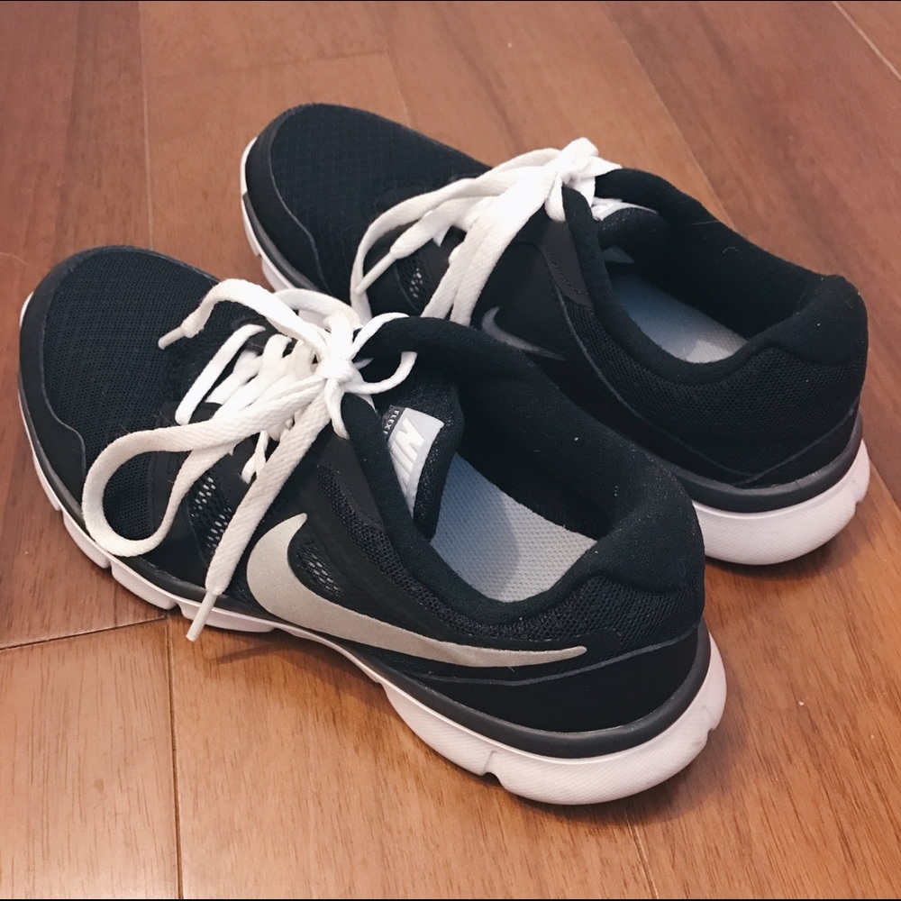 ✨Fairly new authentic Nike black and white sneaker
