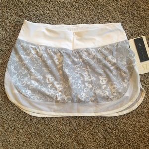 Lululemon Hotty Hot Skirt II Size 6 NWT.