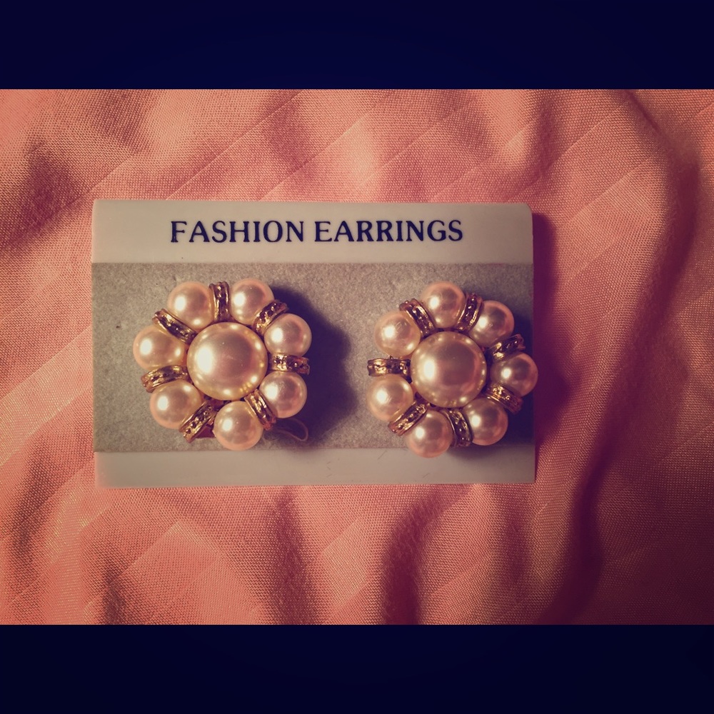 Pearl clip on earrings....(costume)