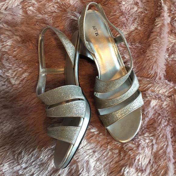 APT 9 SILVER SWIRL SHOES - Picture 2 of 4