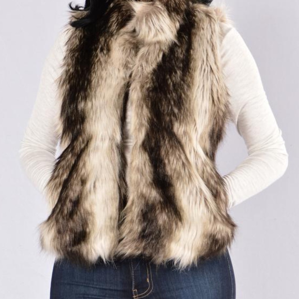 Fashion nova vest never worn !!!