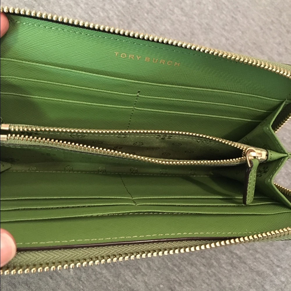 ⭐️ Flash Sale ⭐️ Tory Burch Robinson Wallet - Picture 2 of 4