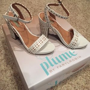 Plume by Farylrobin Christina Sandals 6.5 White